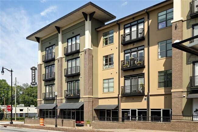 5300 Peachtree Rd in Atlanta, GA - Building Photo - Building Photo