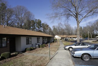 Glendale Manor Apartments in Clinton, SC - Building Photo - Building Photo