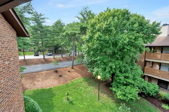 123 Hillsboro Pl in Nashville, TN - Building Photo - Building Photo