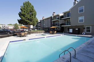 The Huntington in Lakewood, CO - Building Photo - Building Photo