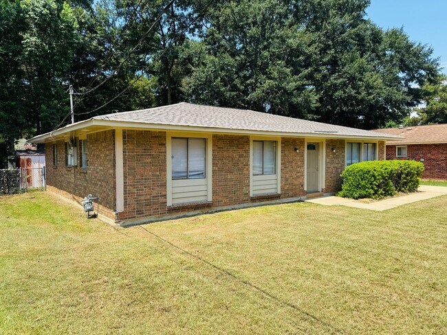 6249 Wares Ferry Rd in Montgomery, AL - Building Photo - Building Photo