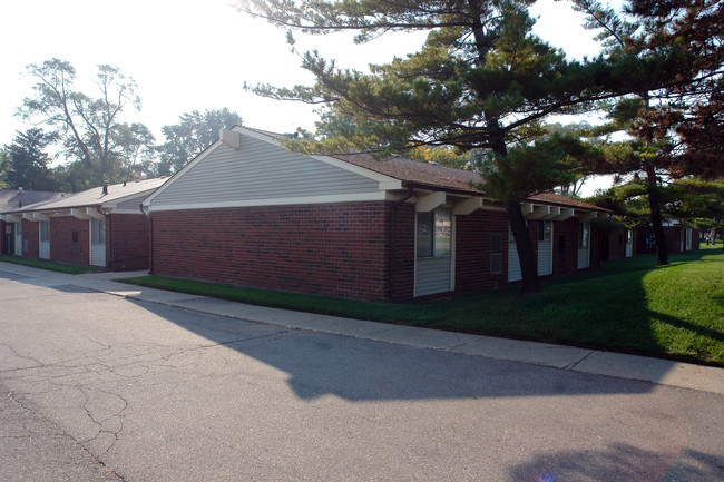 Sharon Ann Apartments in Warren, MI - Foto de edificio - Building Photo