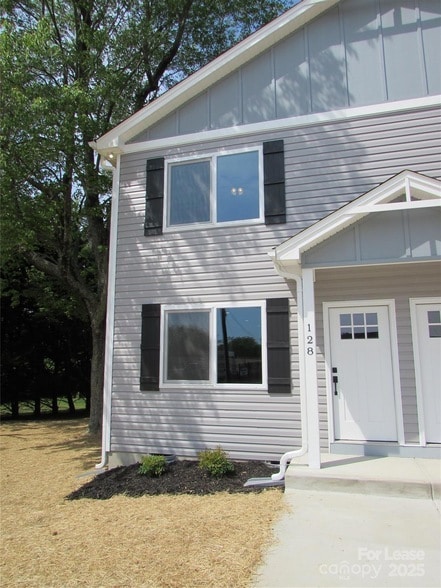 128 Salem Church Rd in Lincolnton, NC - Foto de edificio - Building Photo