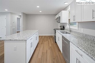 205 Houston Harmon Rd in Sugar Grove, NC - Building Photo - Building Photo
