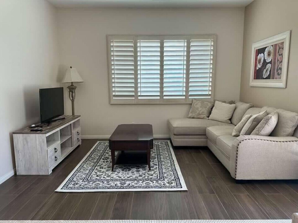 12 Buckingham Way Photo