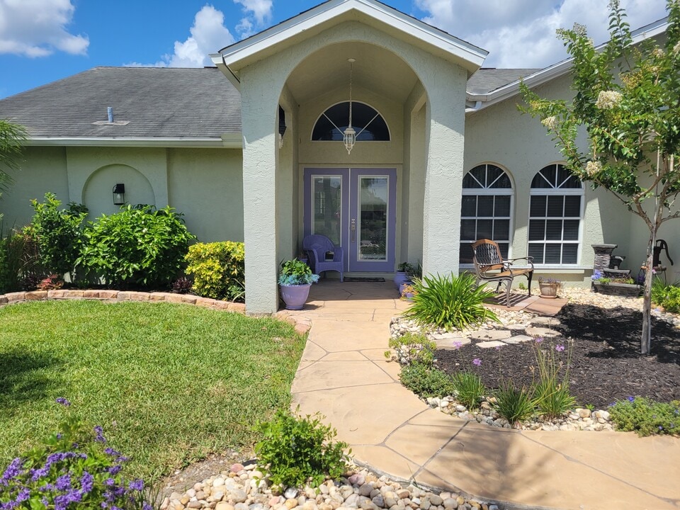 704 SW 11th Pl in Cape Coral, FL - Foto de edificio