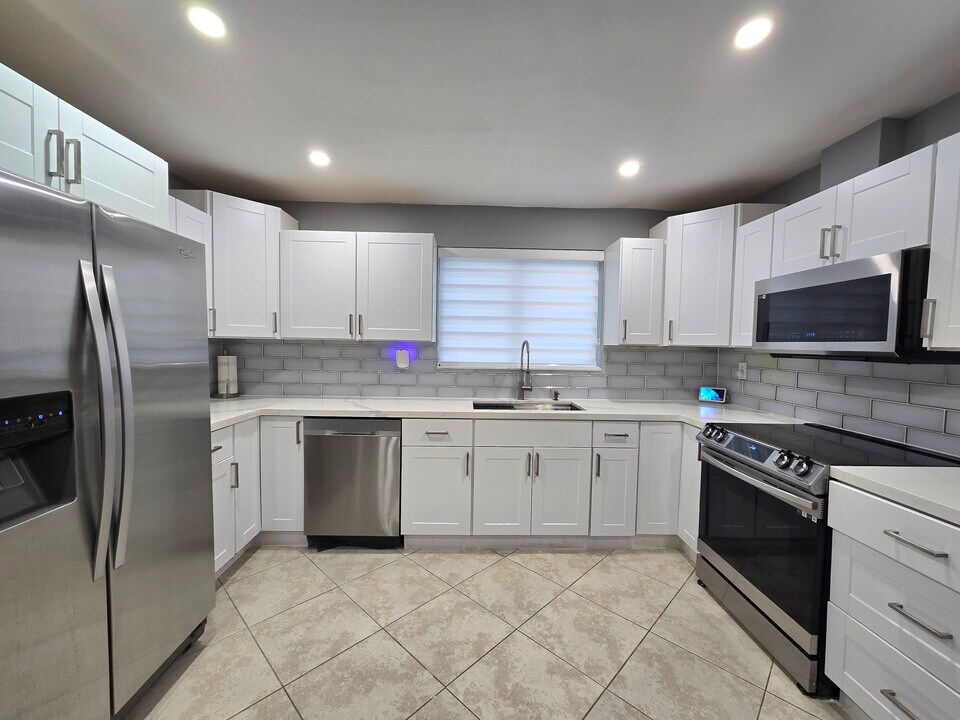 7870 NW 11th Ct in Pembroke Pines, FL - Building Photo