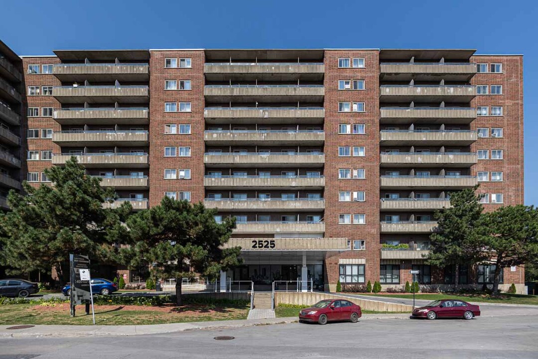 2525 Boul Cavendish in Montréal, QC - Building Photo