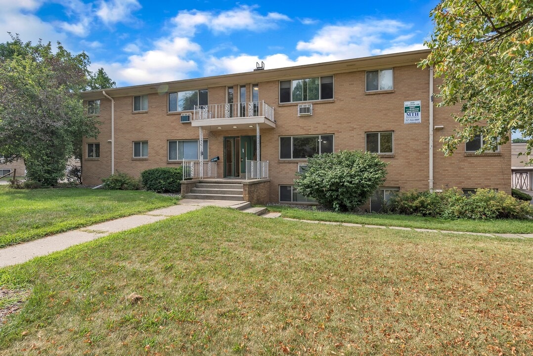 Old Canton Lane (Hodge Apartments, LLC) in East Lansing, MI - Foto de edificio