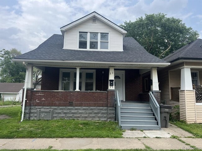 property at 32 Woodward Ave