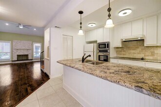 902 Memorial Village Dr in Houston, TX - Building Photo - Building Photo