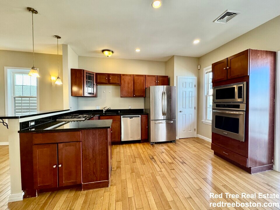 22 Elmore St in Boston, MA - Foto de edificio