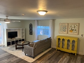 841 W Santa Ana Ave in Clovis, CA - Building Photo - Building Photo
