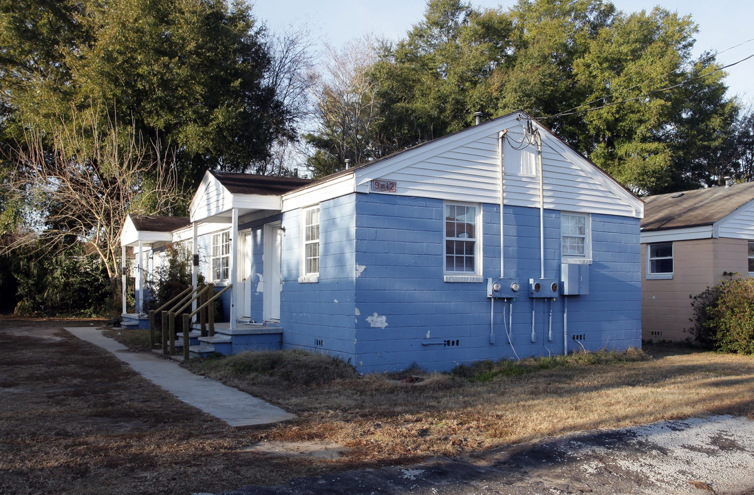 1819 Clement Ave in North Charleston, SC - Foto de edificio