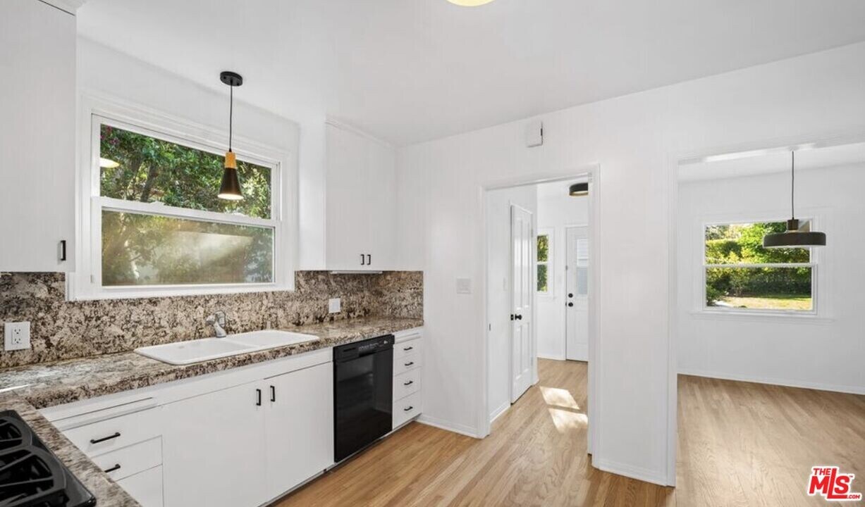 15440 Dickens St in Los Angeles, CA - Building Photo