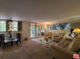 933 Hilgard Ave in Los Angeles, CA - Building Photo