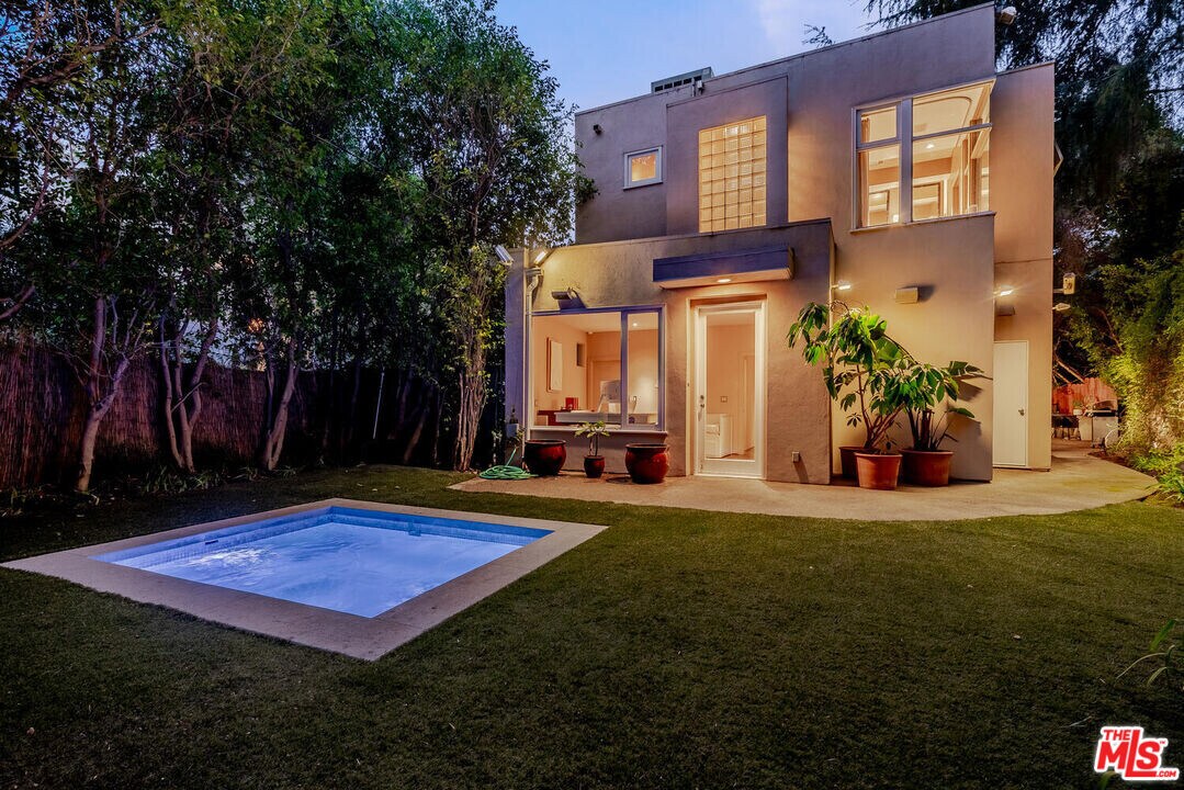 2423 E Horse Shoe Canyon Rd in Los Angeles, CA - Building Photo