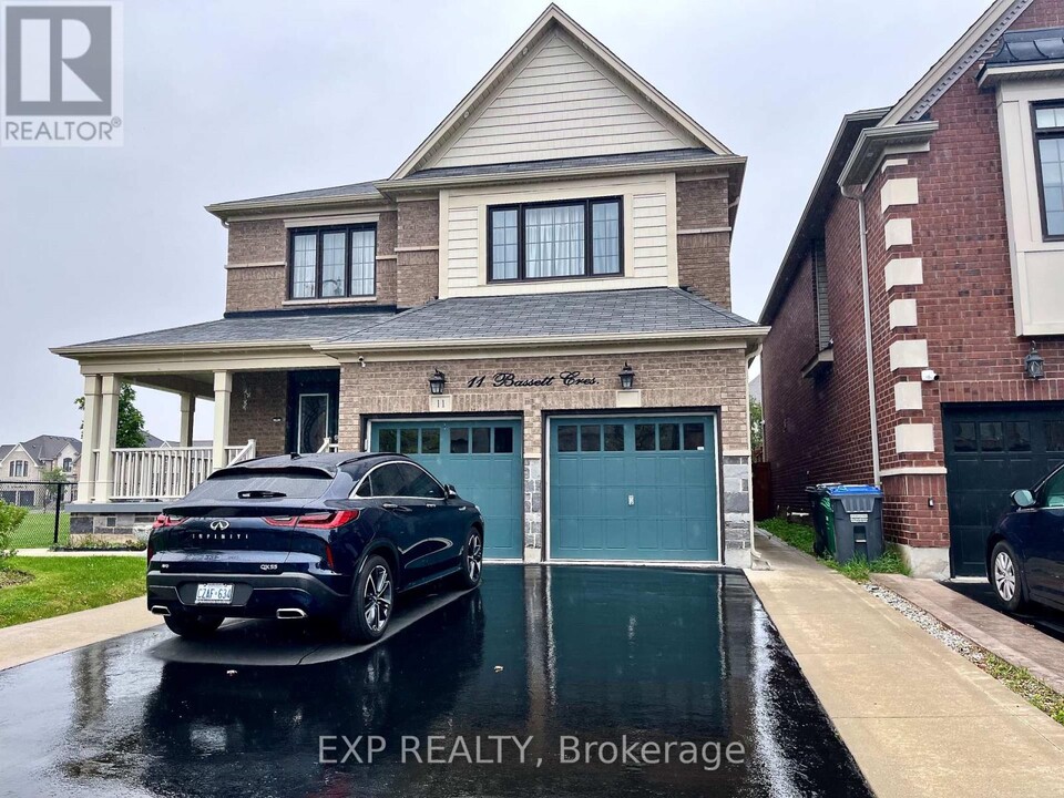 11 Bassett Cres in Brampton, ON - Building Photo