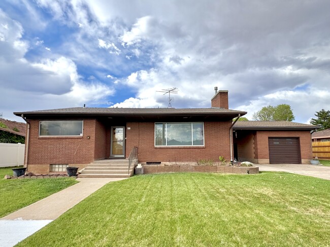 466 W 500 N, Unit Spacious 2-Bedroom Main L