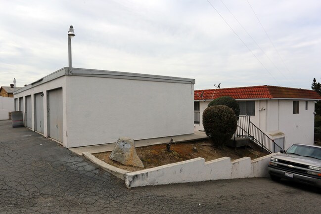 446 Rancho Vista Rd in Vista, CA - Foto de edificio - Building Photo