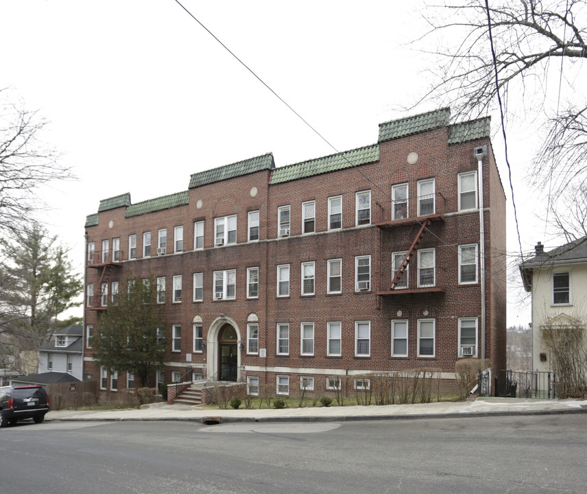 98 Harding Ave in White Plains, NY - Foto de edificio