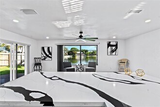 1921 NW 40th Ct in Oakland Park, FL - Foto de edificio - Building Photo