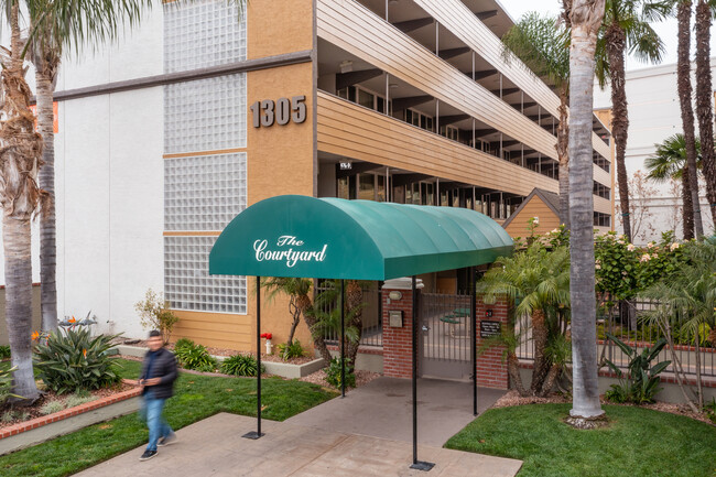 Courtyard Apartments in Redwood City, CA - Building Photo - Building Photo