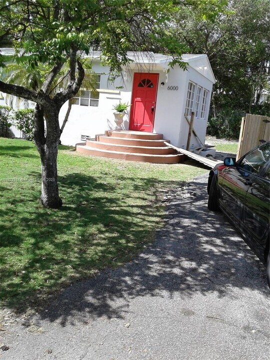 6000 SW 76th St in South Miami, FL - Building Photo