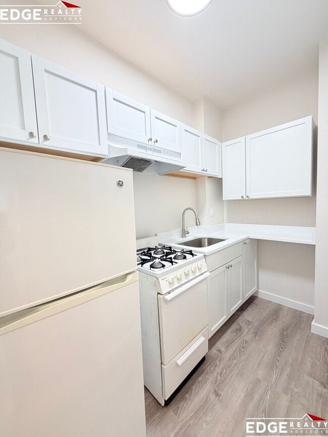 160 Strathmore Rd, Unit 9