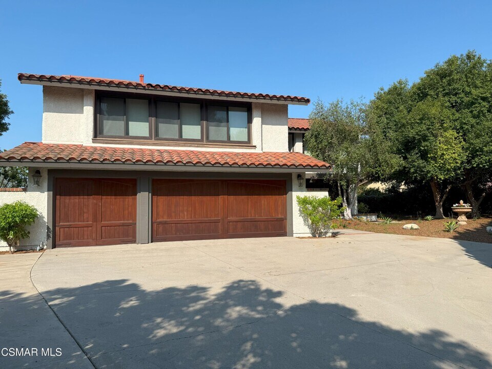 2096 McCrea Rd in Thousand Oaks, CA - Building Photo