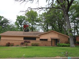 2900 Meadowlark Ln in Tyler, TX - Building Photo