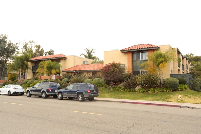 Mira Monte Apartments in Vista, CA - Foto de edificio - Building Photo