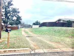 302 E Granite St in Llano, TX - Building Photo - Building Photo