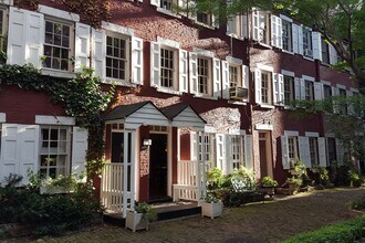 4 Grove Ct in New York, NY - Building Photo - Building Photo