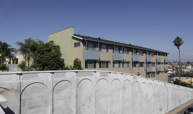 Crestview Villas in San Diego, CA - Foto de edificio - Building Photo