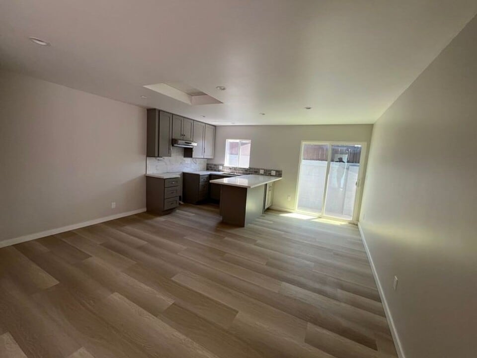 617 W 51st St in Los Angeles, CA - Building Photo