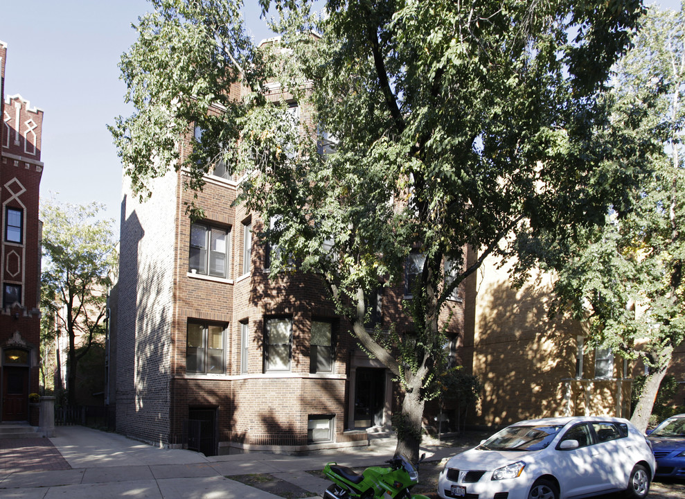 640 W Roscoe St in Chicago, IL - Foto de edificio