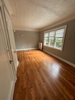 884 Beaconsfield Ave, Unit Apt 3 in Grosse Pointe Park, MI - Building Photo