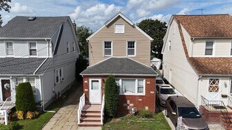 105 Pilgrim Pl in Valley Stream, NY - Building Photo