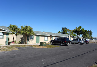 1800-1880 Sunshine Blvd in Naples, FL - Building Photo - Building Photo