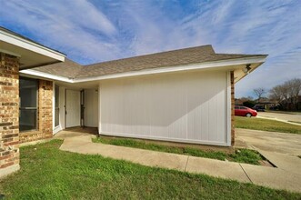 1014 Willowbrook Trail in Carrollton, TX - Building Photo - Building Photo