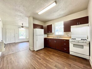 521 W Collins St in Denton, TX - Building Photo - Building Photo