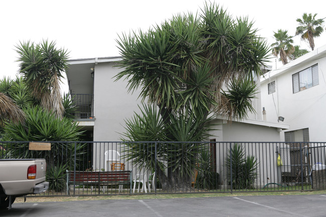 1710 Coronado Ave in Long Beach, CA - Foto de edificio - Building Photo