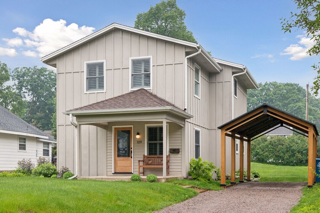 129 Chicago Ave N in Wayzata, MN - Building Photo