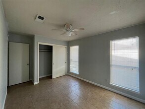13911 Cravenridge Dr in Houston, TX - Building Photo - Building Photo