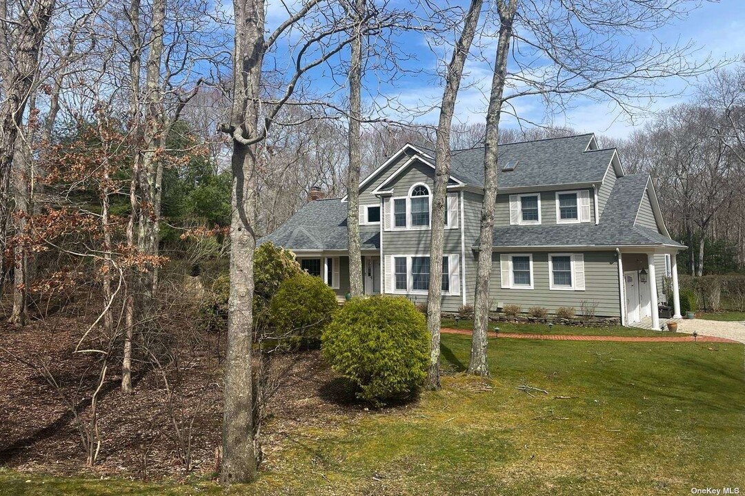 11 Mountain Laurel Ln in Southampton, NY - Building Photo