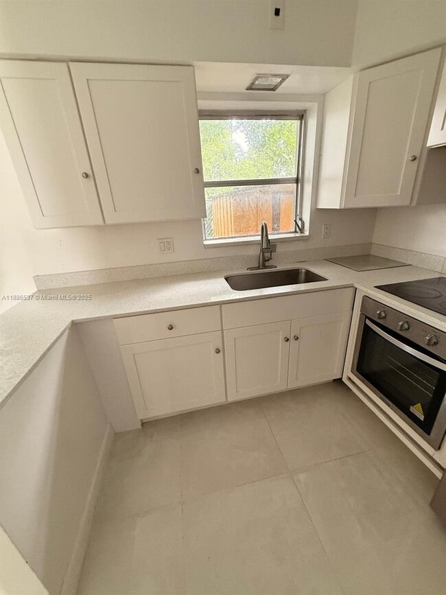 2450 Lincoln St in Hollywood, FL - Building Photo - Building Photo