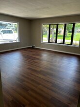 211 Luisita Rd in Thiensville, WI - Foto de edificio - Building Photo