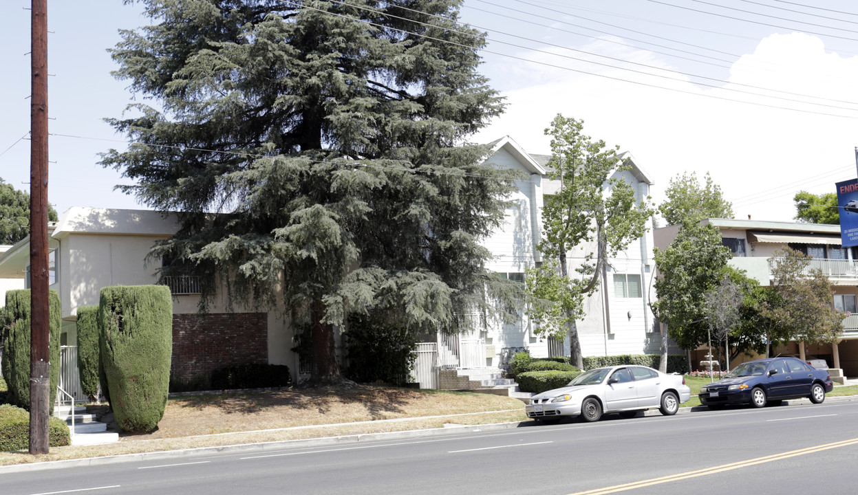 13509 Burbank Blvd in Van Nuys, CA - Building Photo