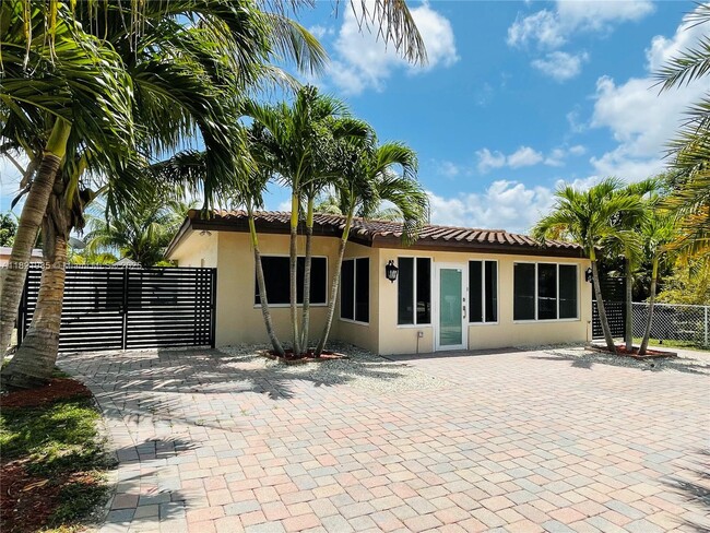 1340 NE 177th St in North Miami Beach, FL - Building Photo - Building Photo